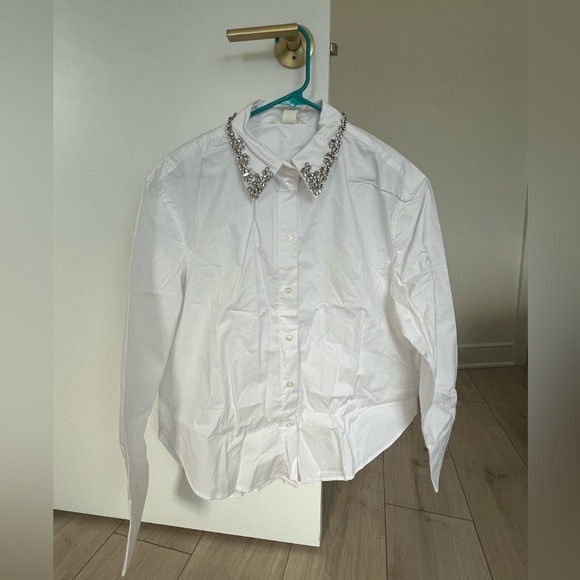 H&M Long-sleeved, white poplin button down with rhinestone collar. - Picture 1 of 2